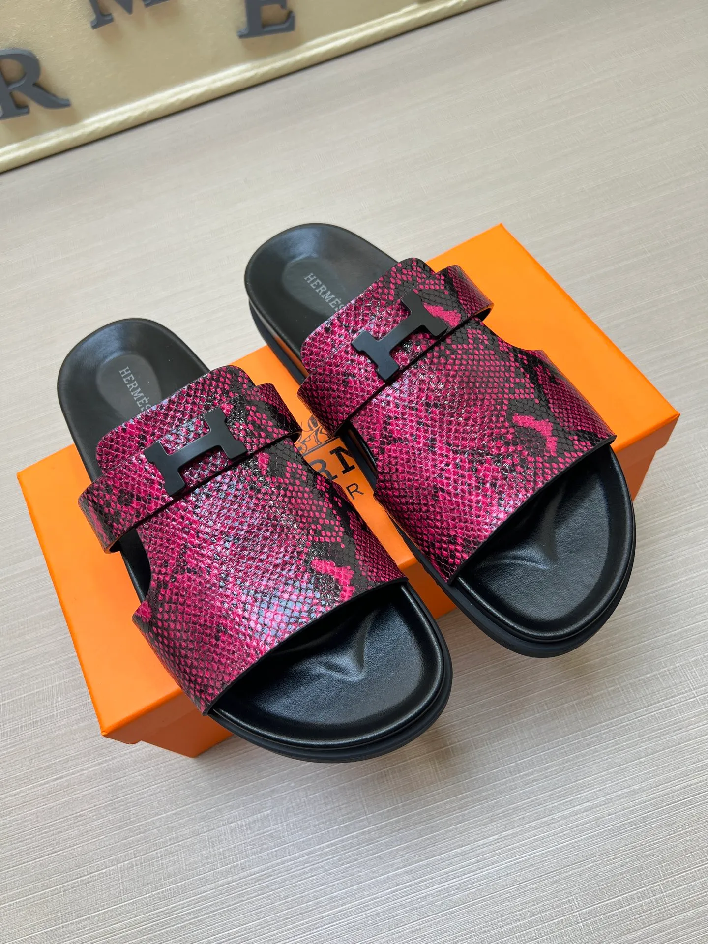 [H Family Hermès] P: 360💰 Size: 38-45 Hermes Men’s Kazimir Slippers - 2025 Summer New Hermès Same as the original version, with colored cowhide surface + rubber combined sole, handmade by master-level craftsmen! ❥High-end customization, exclusive products, the highest version in the industry.